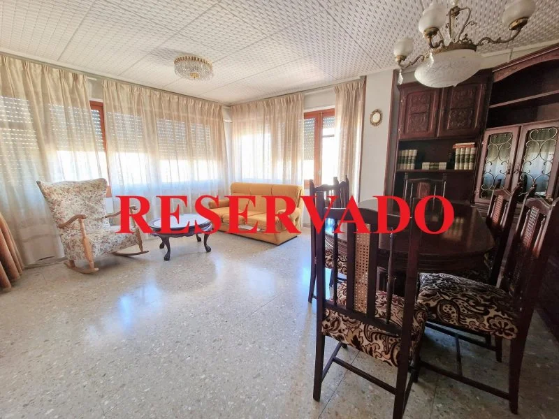 Bright corner flat, 4 bedrooms