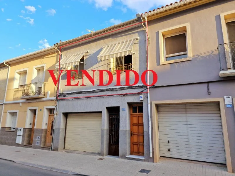 Bright three-bedroom flat with terrace