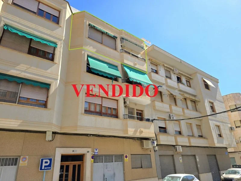 Three-bedroom flat in Novelda centre