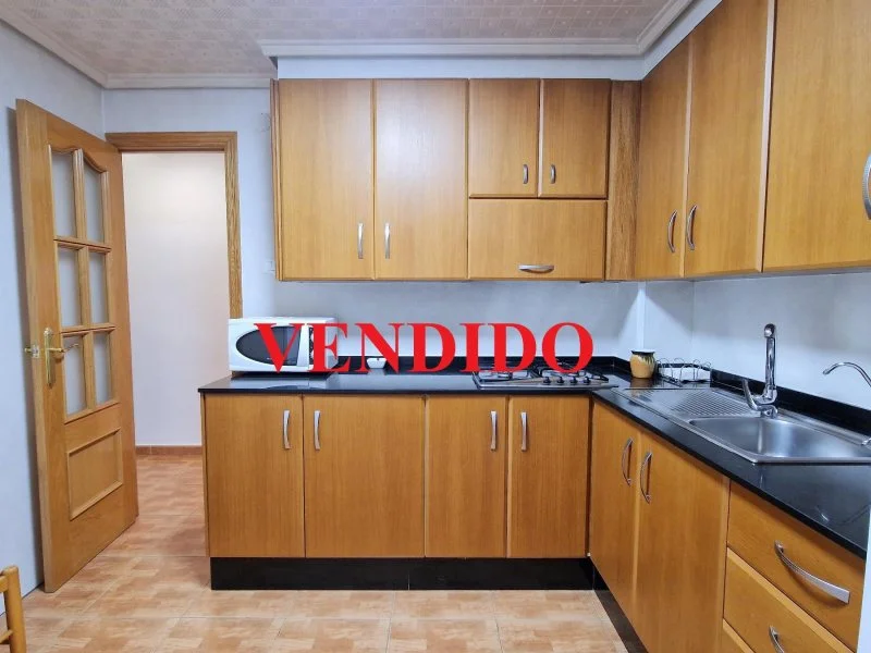 Bright four-bedroom flat in Novelda