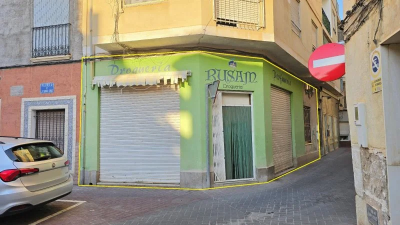 Central corner commercial unit, 75 m²