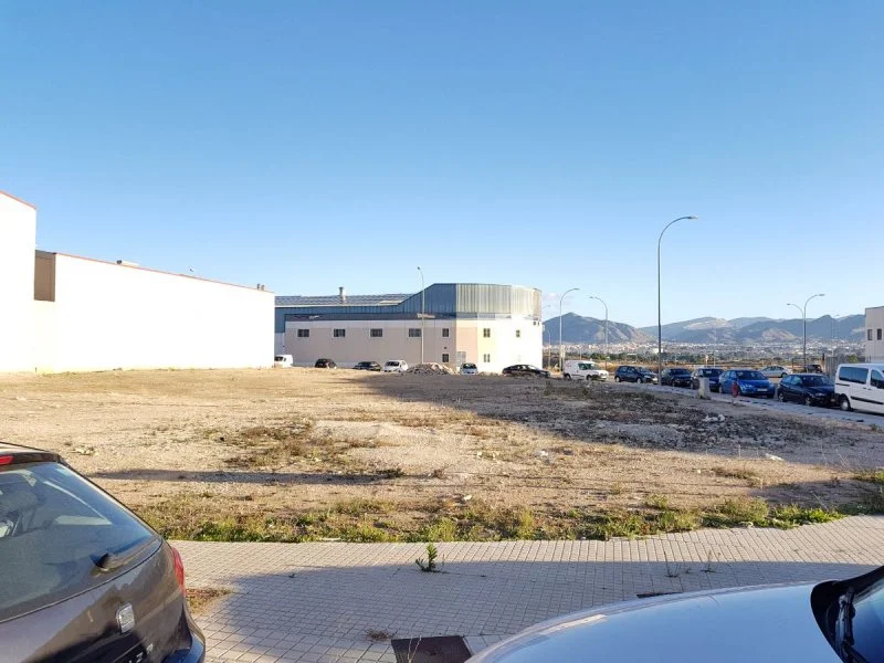 Visible industrial plot, 1,870 m²