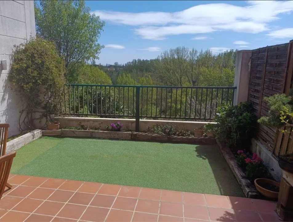 Adosado de tres plantas con vistas al río