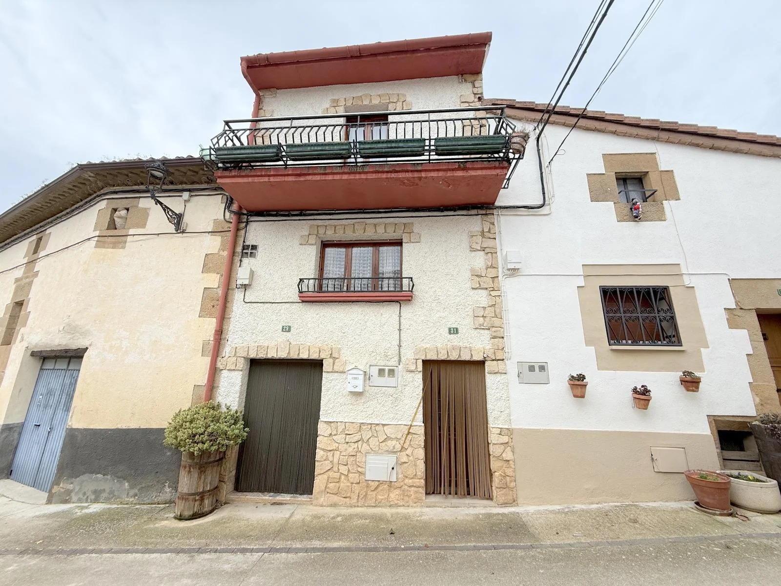 Three-floor house with terrace in Abaigar