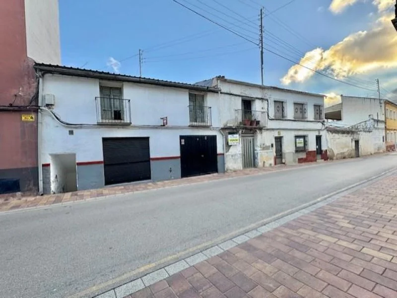 Large renovation house in Yeste centre