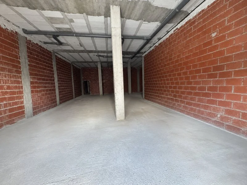 Street-front commercial unit in Peral