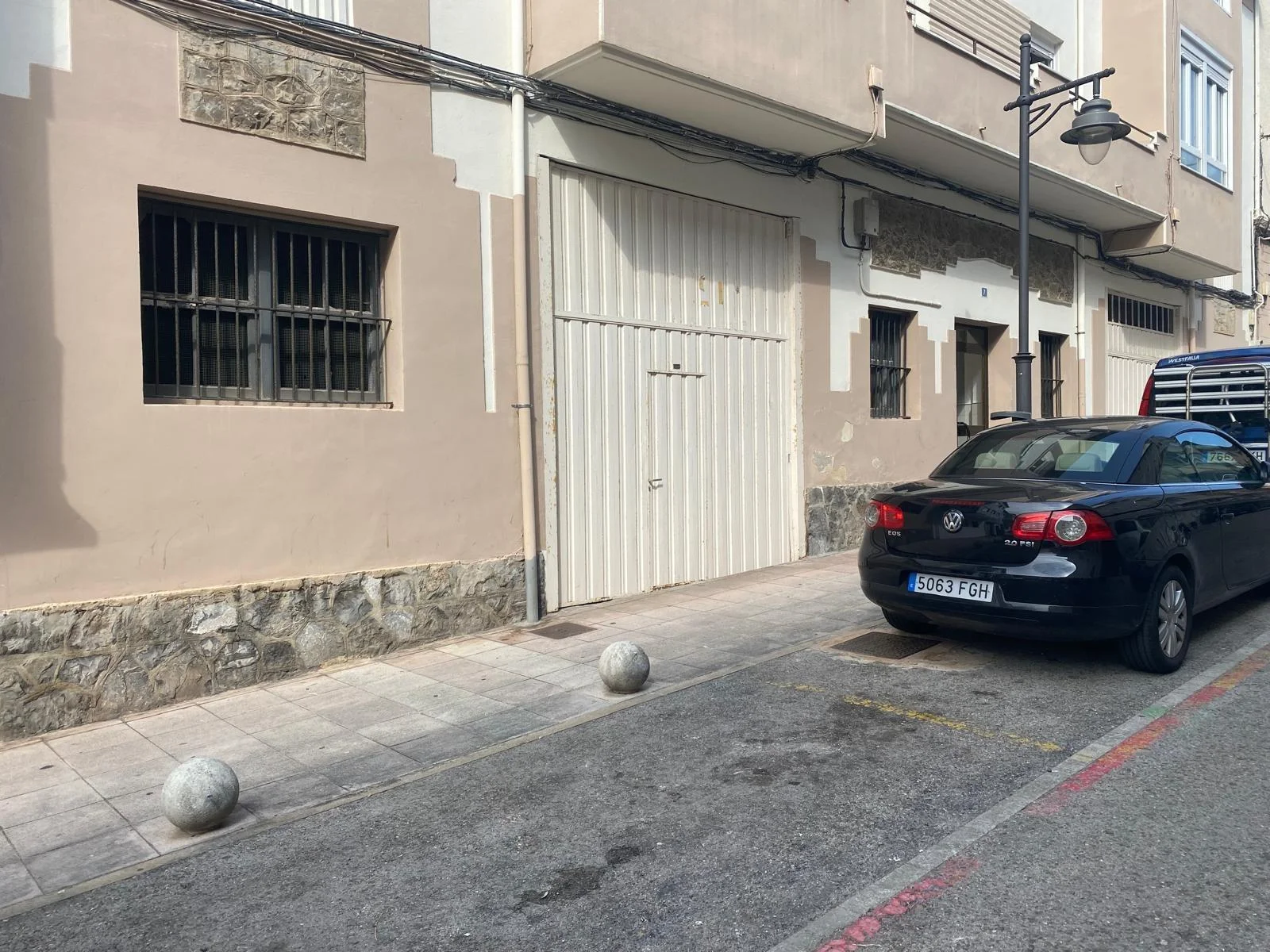 Central warehouse with residential potential