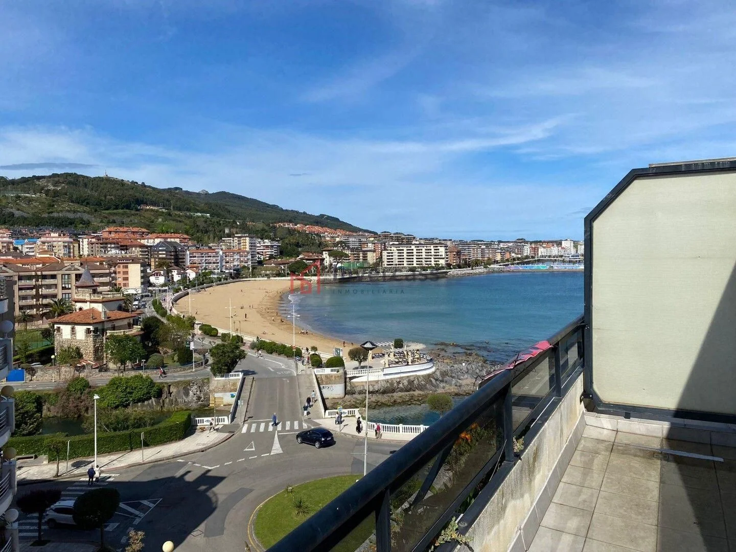 Sea-view penthouse with 50 m² terrace