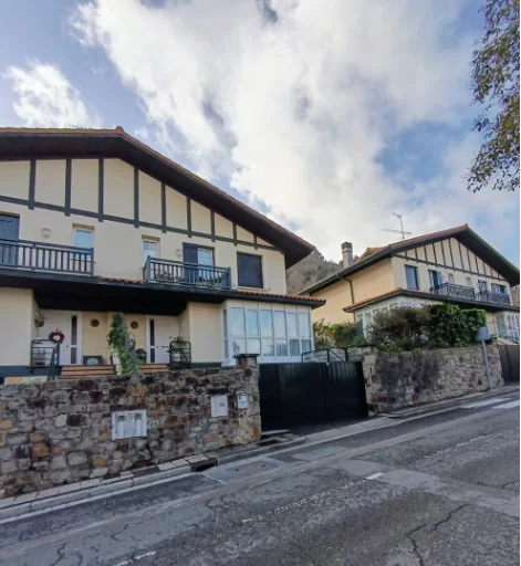 Sea-view townhouse in Mundaka, four bedrooms