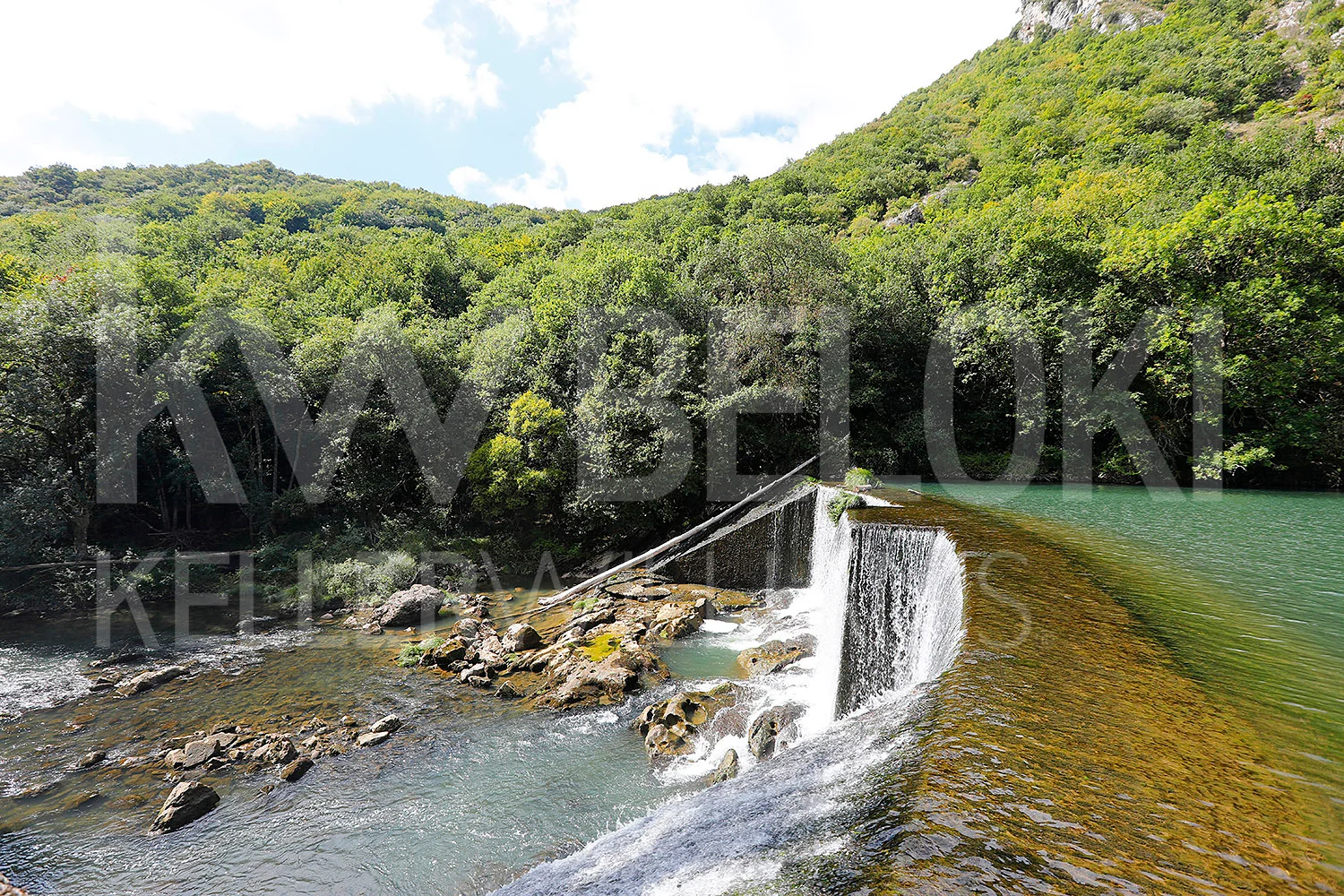 Central hidroeléctrica con finca de 12.500 m²
