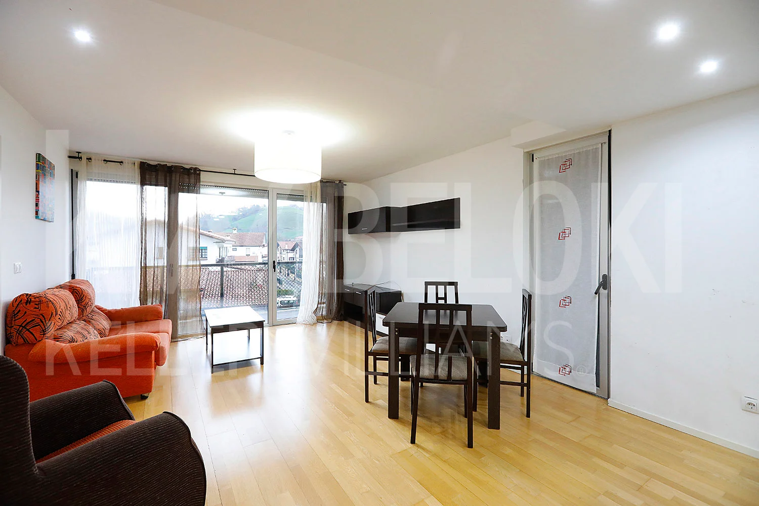 Piso moderno de tres dormitorios con terraza