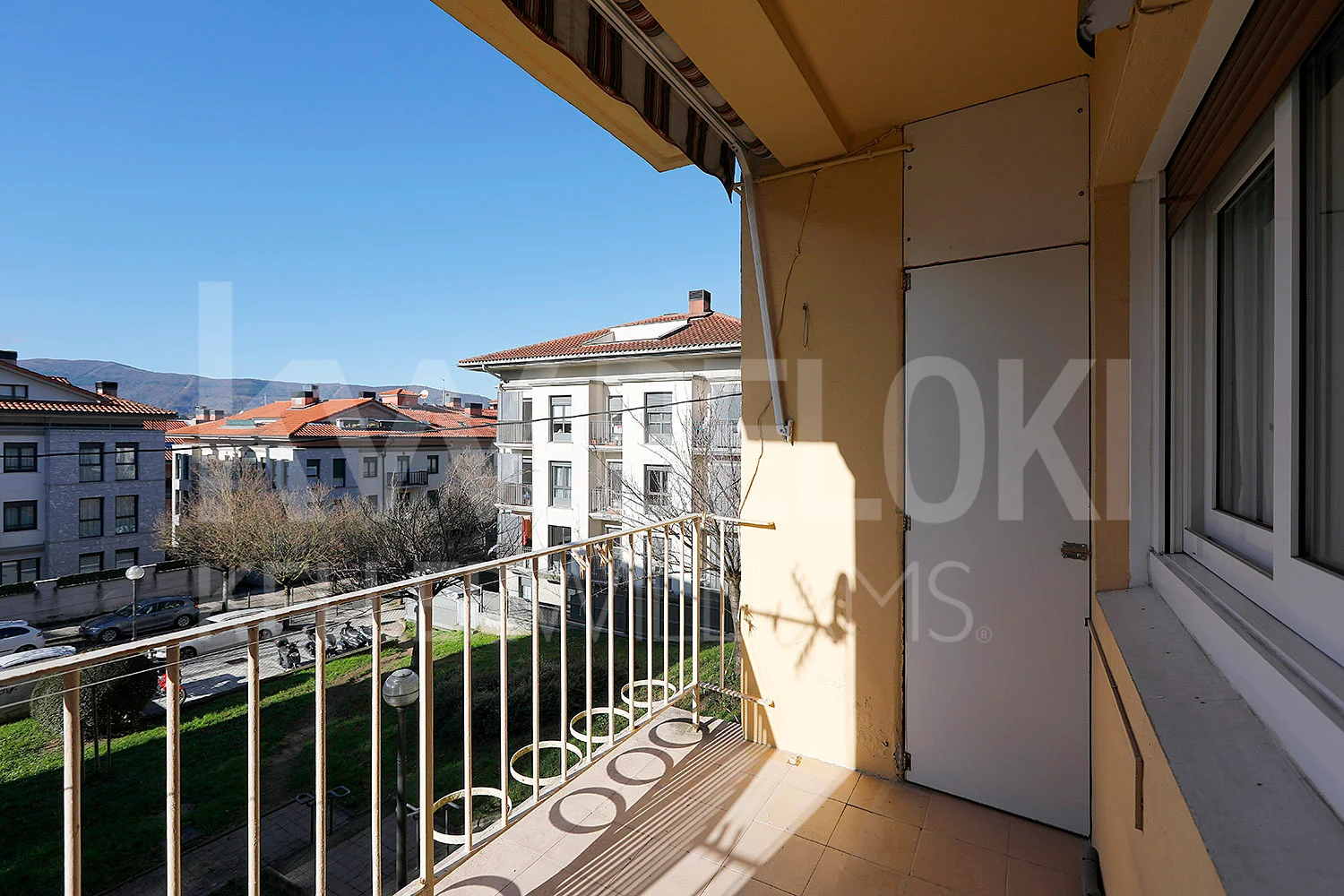 Piso de tres dormitorios con dos balcones