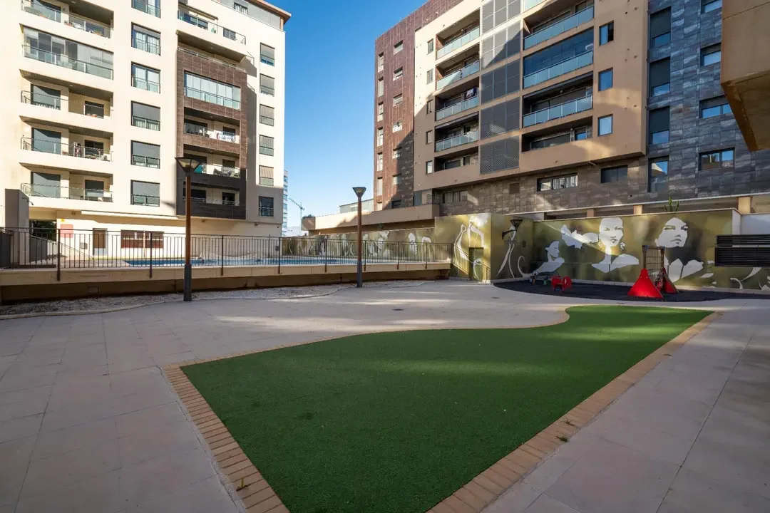 Piso en Almería con piscina, garaje y trastero