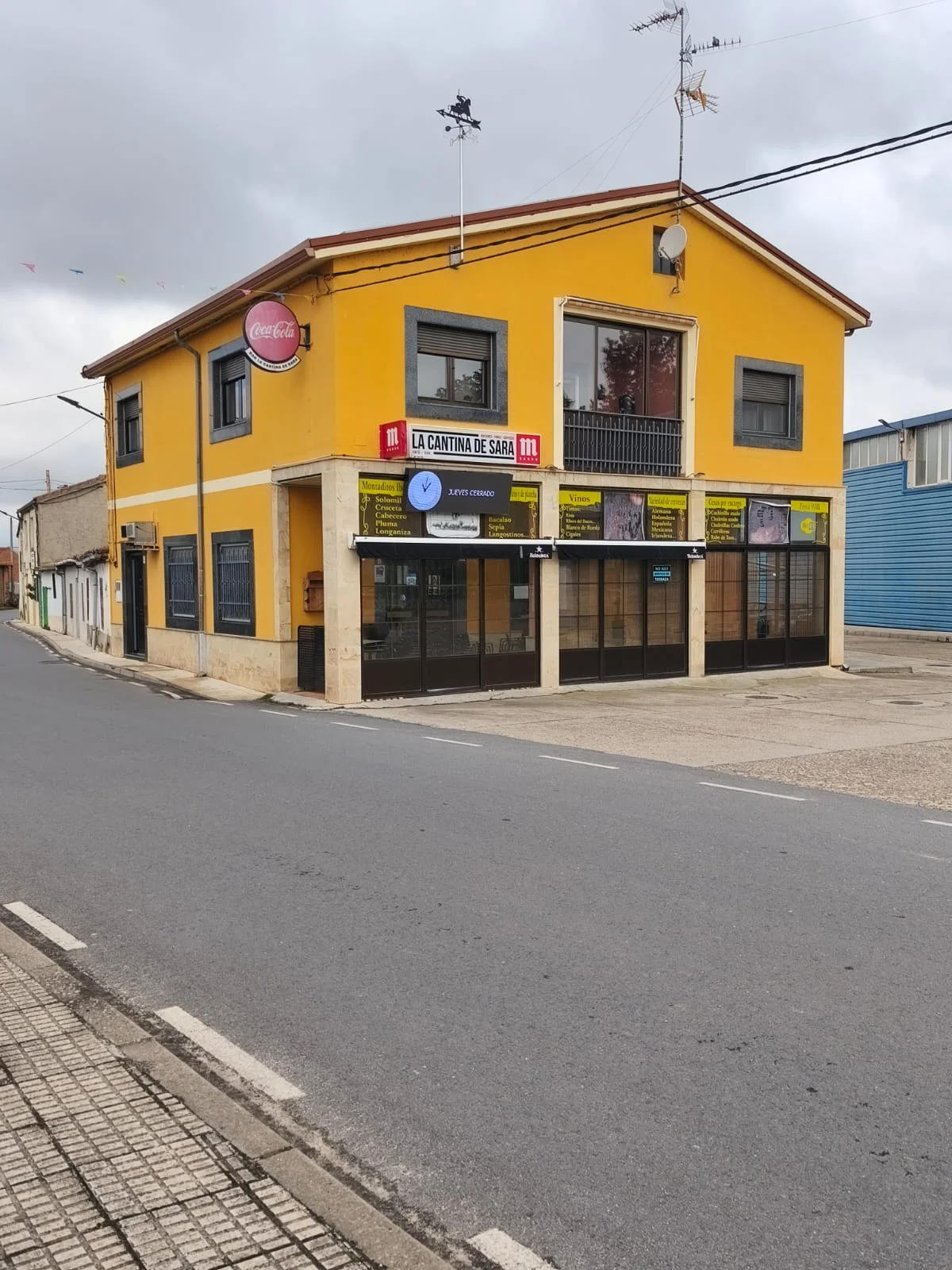 Casa y bar en funcionamiento en Navales