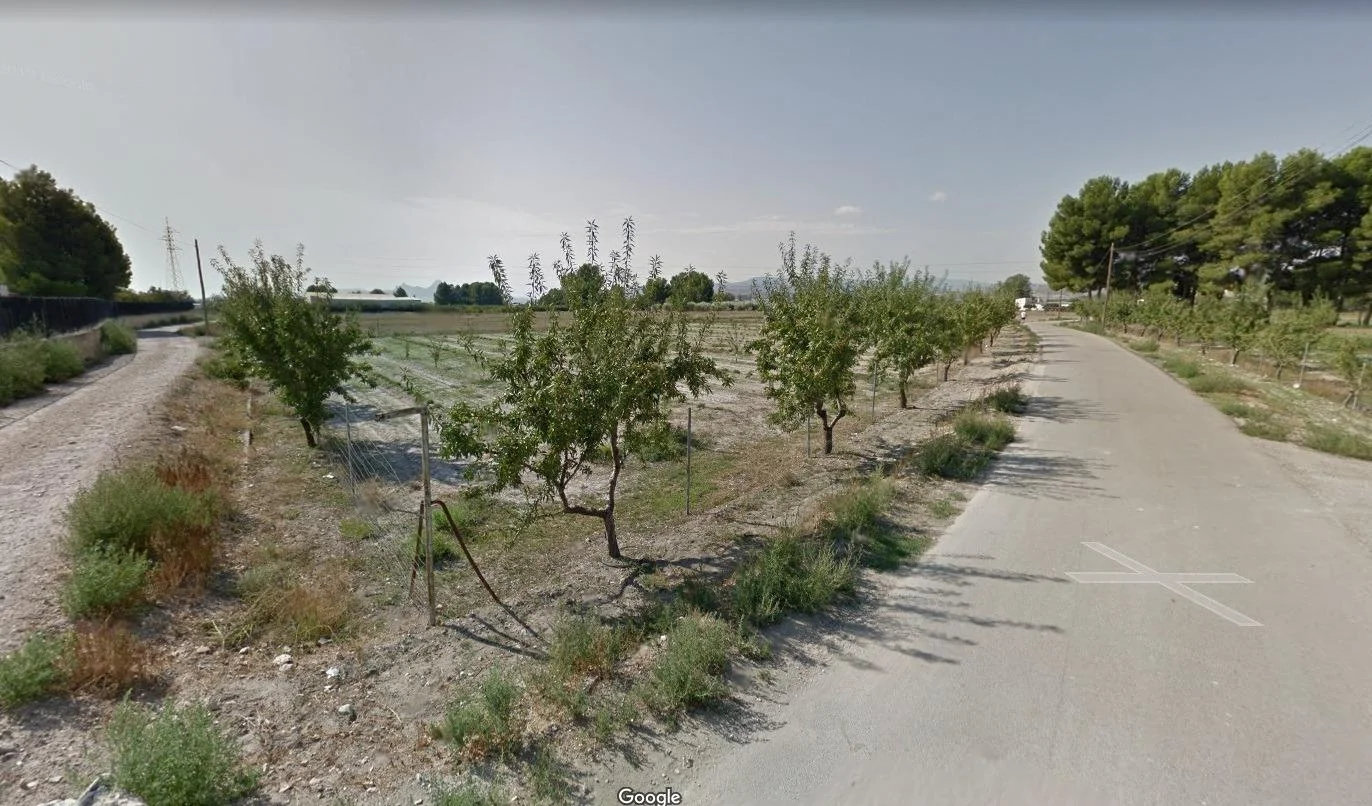 Villena land with 35 m² authorization