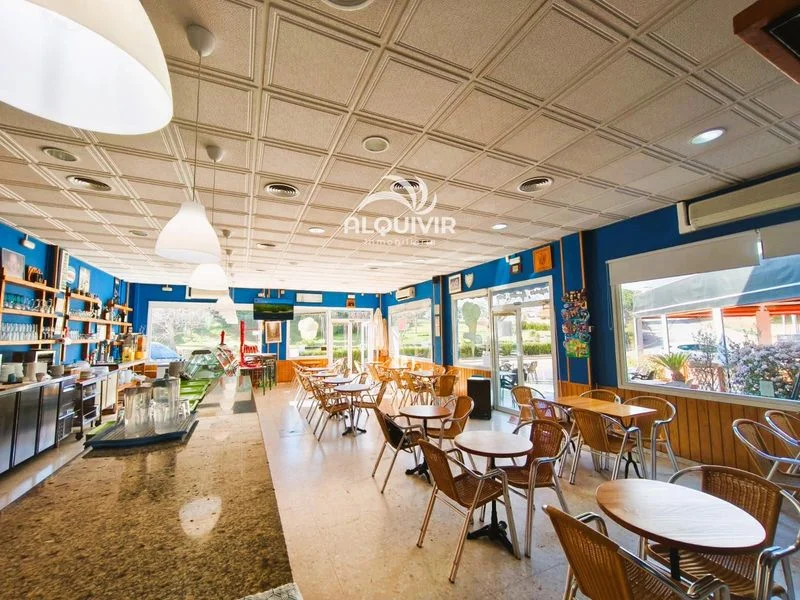 Cafetería esquinera cerca de la playa