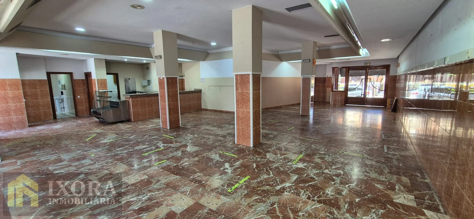 Spacious Linares commercial unit with patio