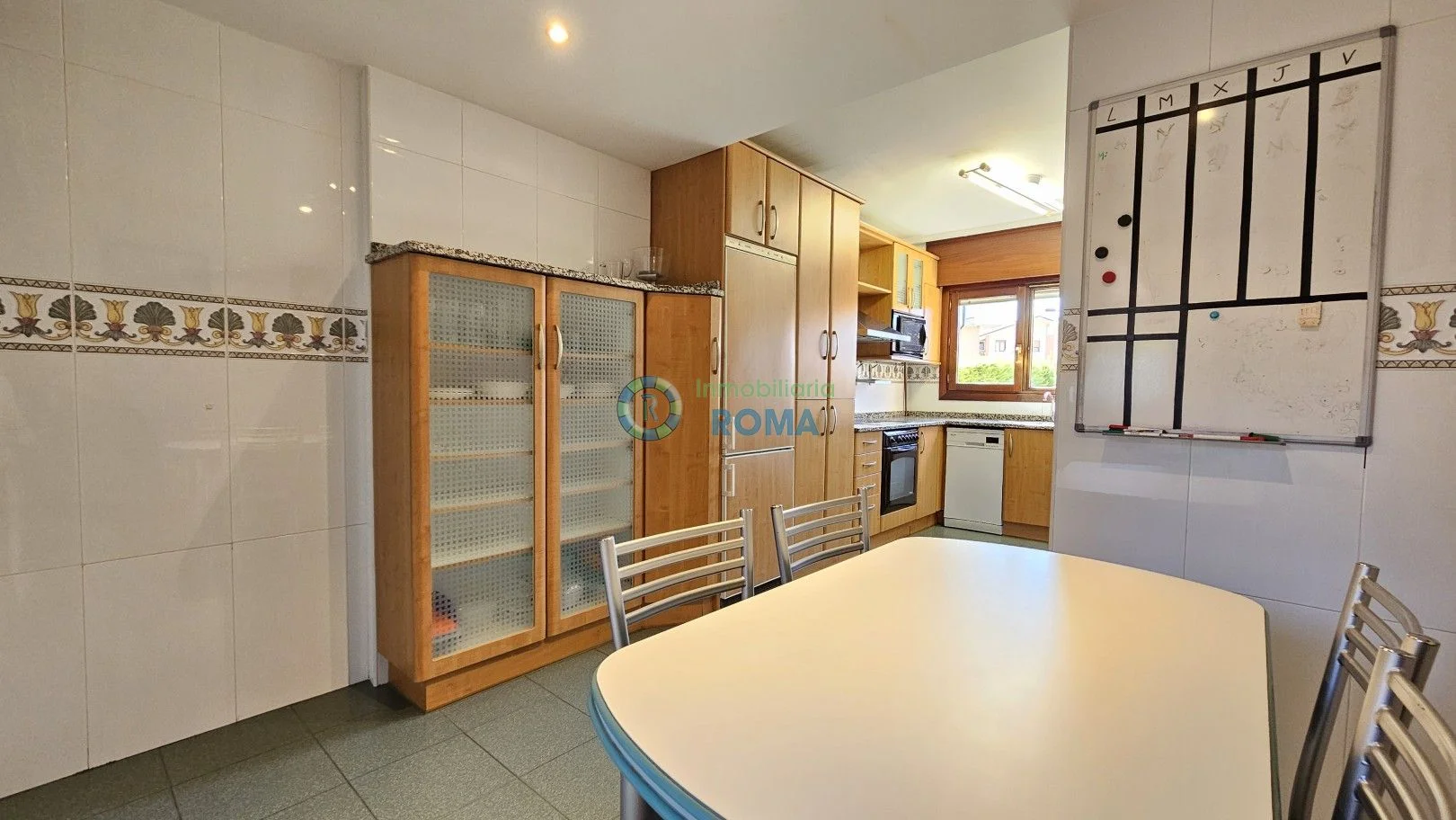 Chalet esquinero cerca de Vitoria, cuatro dormitorios