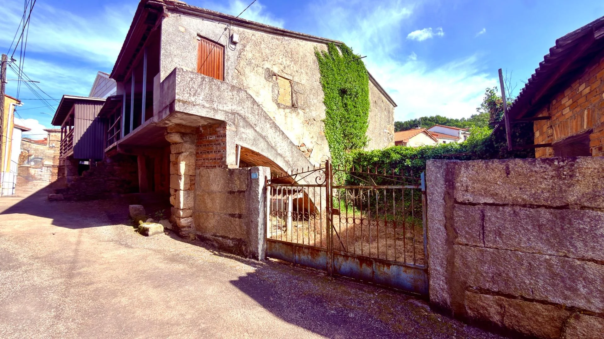 Two-storey stone house with renovation potential