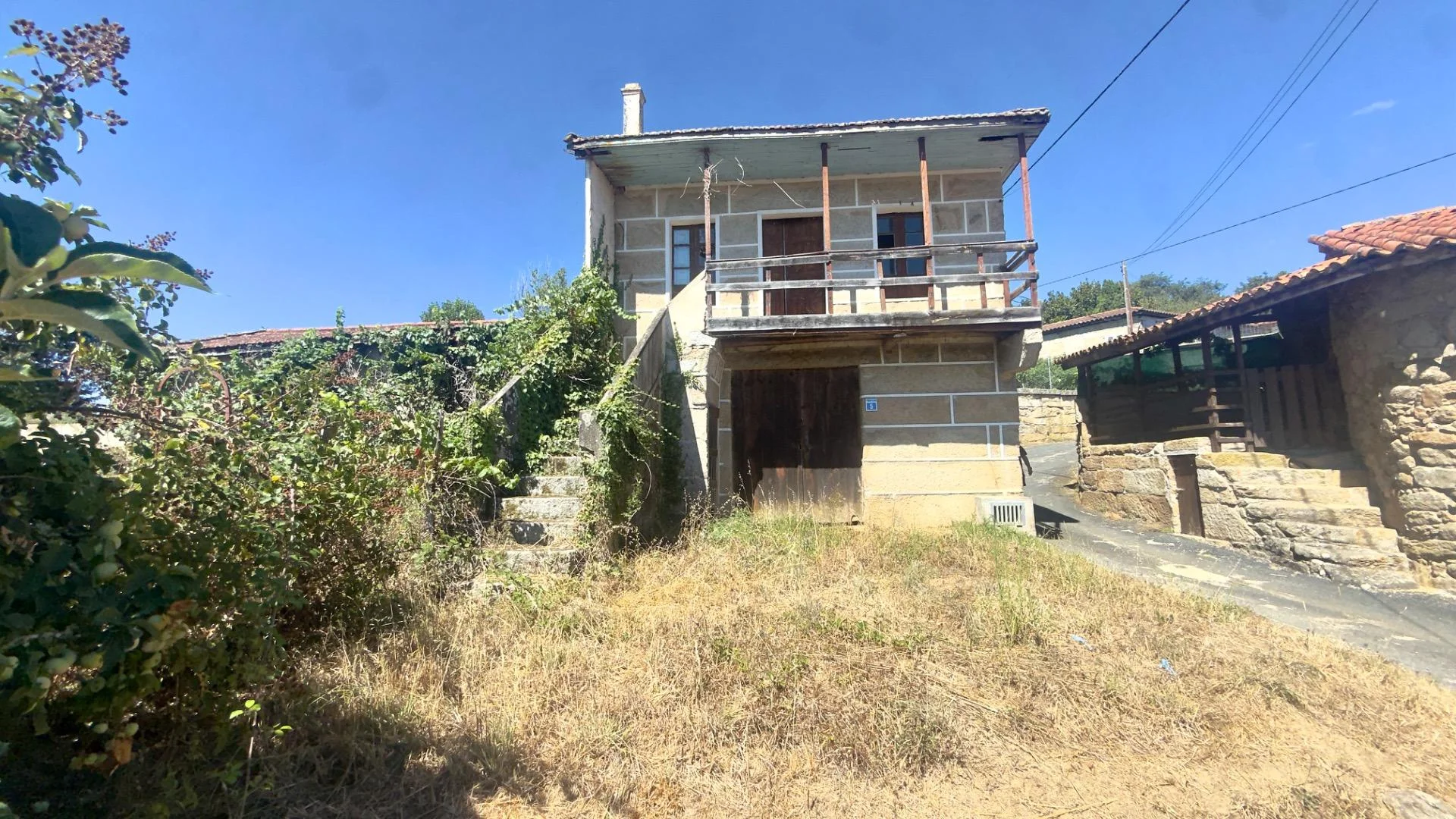 105 m² stone house to renovate