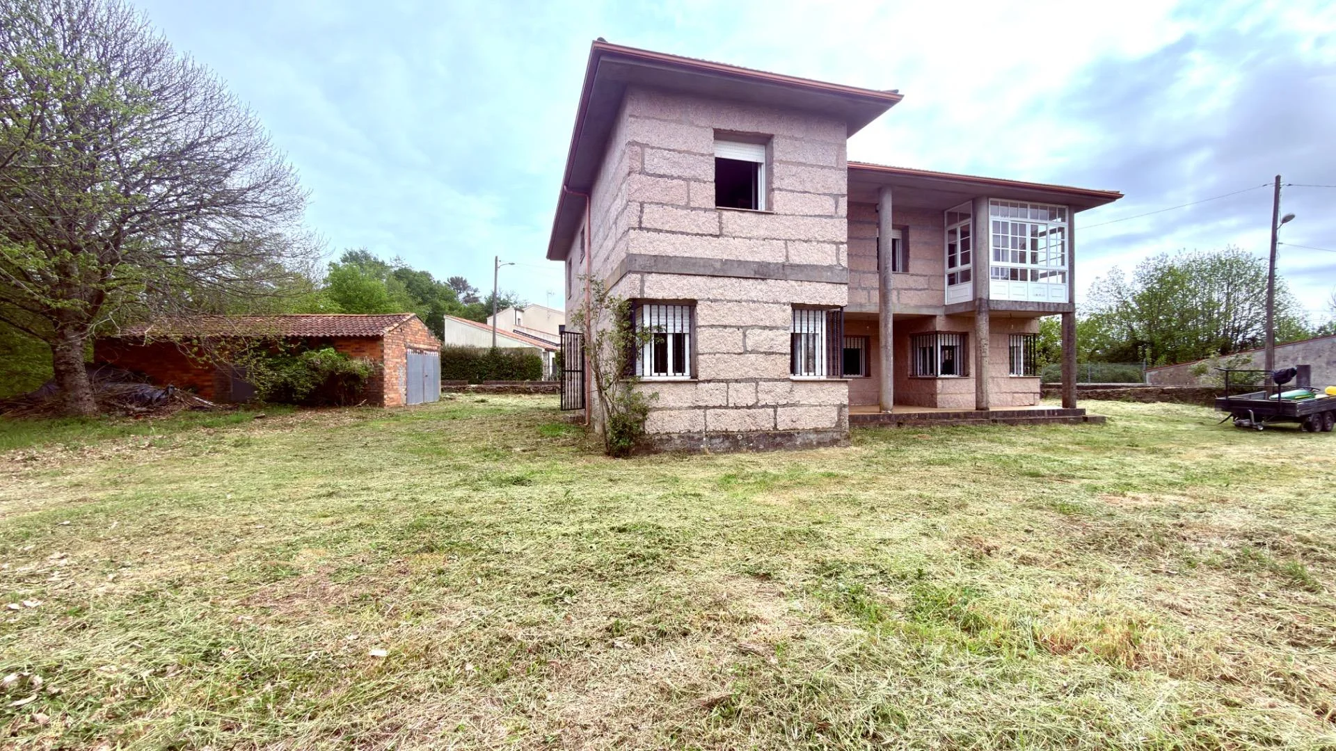 Stone house with expansive 2,255 m² plot