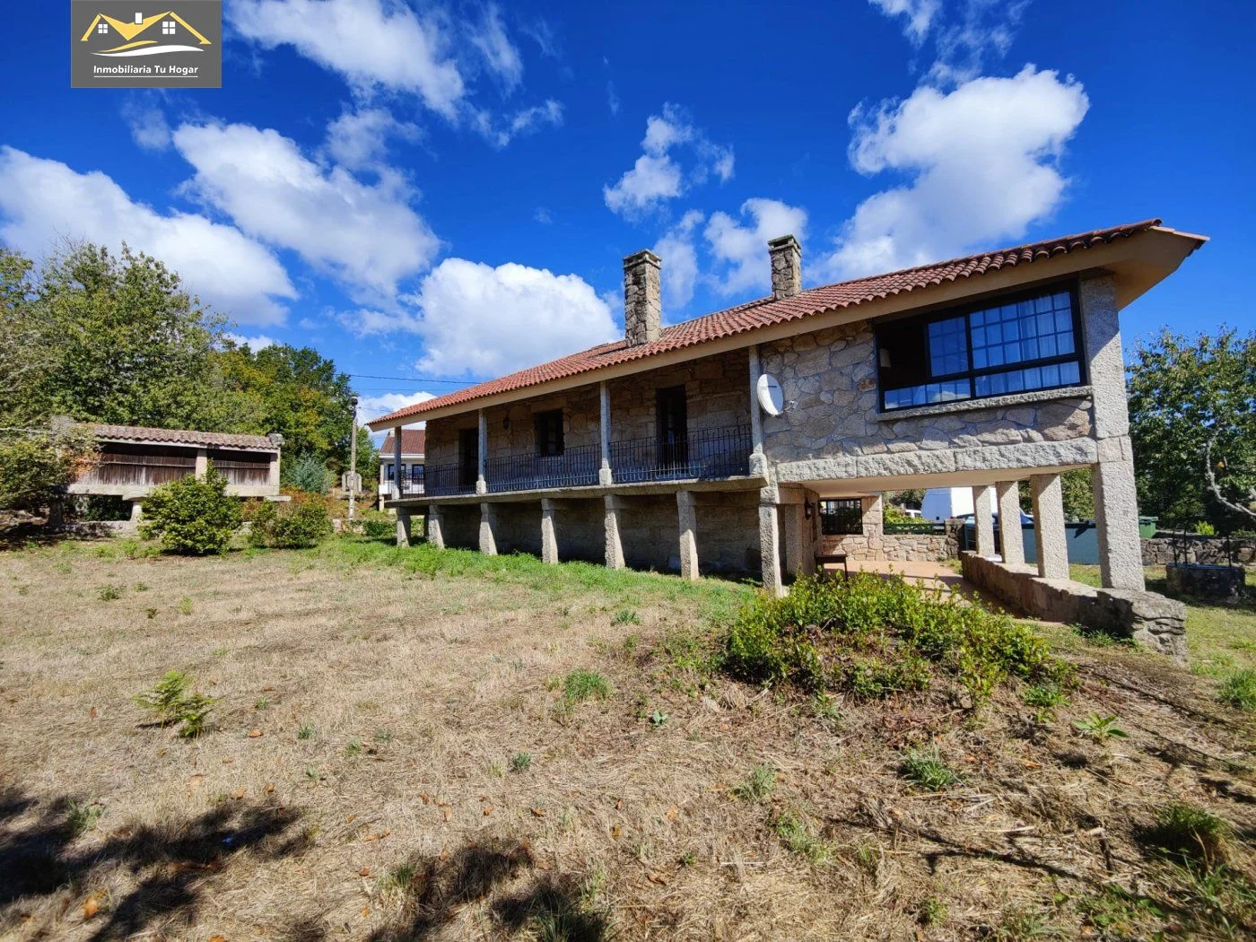 Stone house on 3,500 m² plot