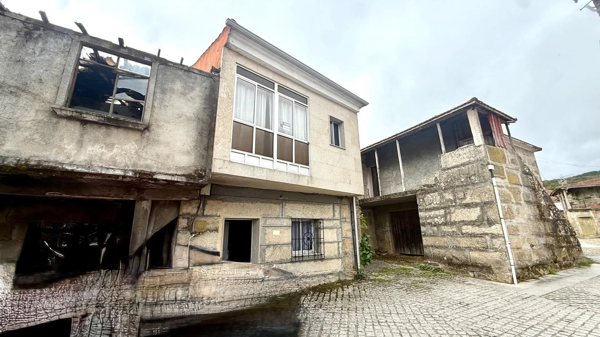 Casa de pueblo con cinco terrenos