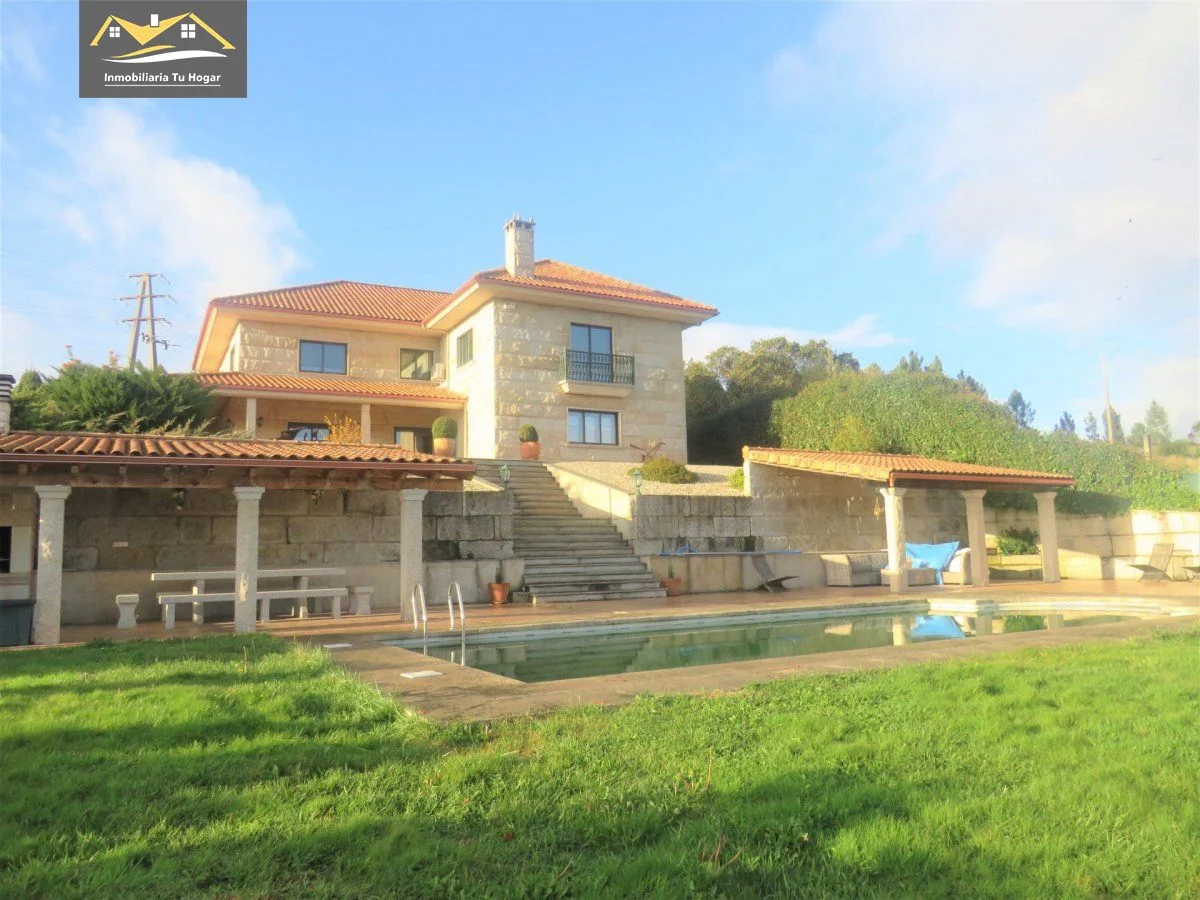 Spacious chalet near Ourense, six bedrooms