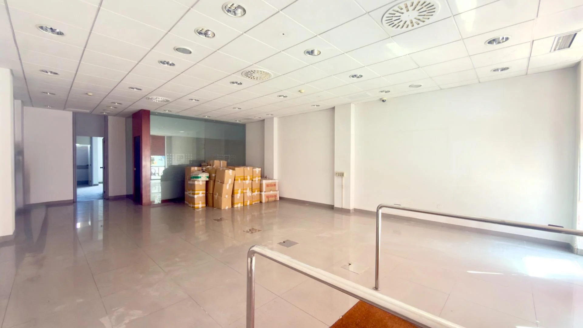 Amplio local comercial en Lagunas