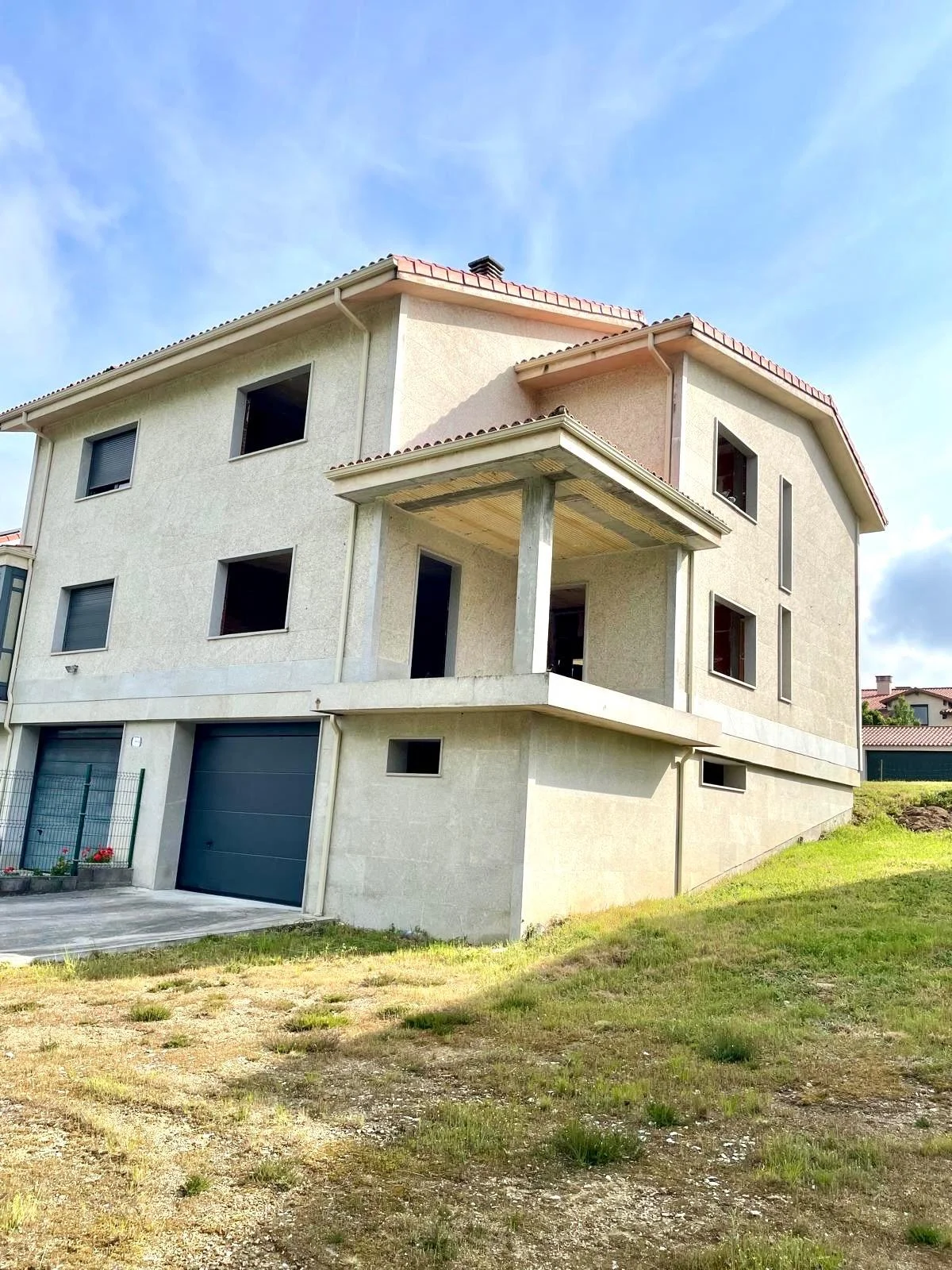 Unfinished townhouse with 800 m² plot
