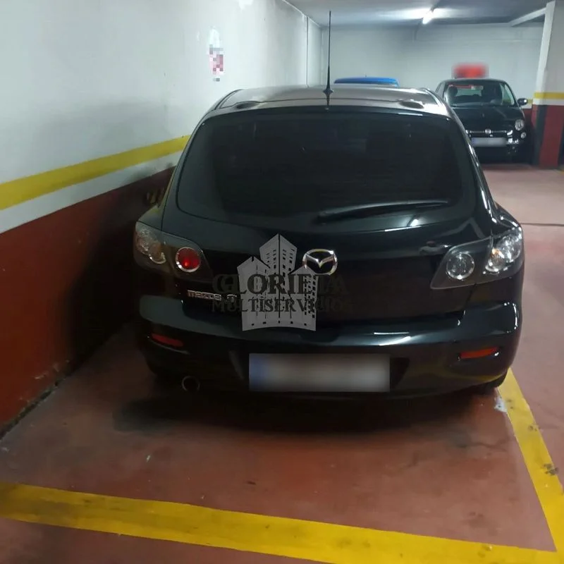 Central Pontevedra garage with lift access