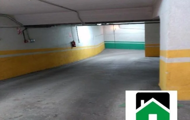 Two-space garage in La Calzada