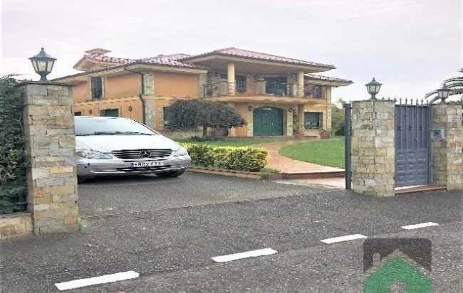 Chalet seminuevo en Somió, 3 dormitorios