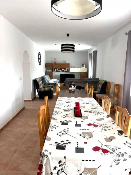 Casa seminueva de cuatro dormitorios en Zuñiga