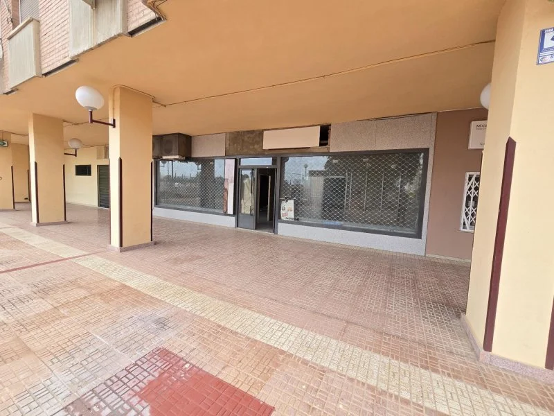 Local comercial en Lorca de 176 m²