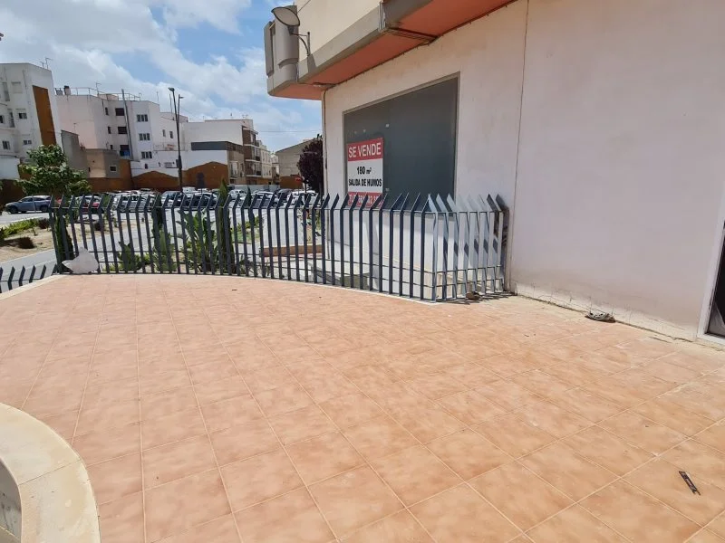 Local comercial esquinero en el centro de Lorca