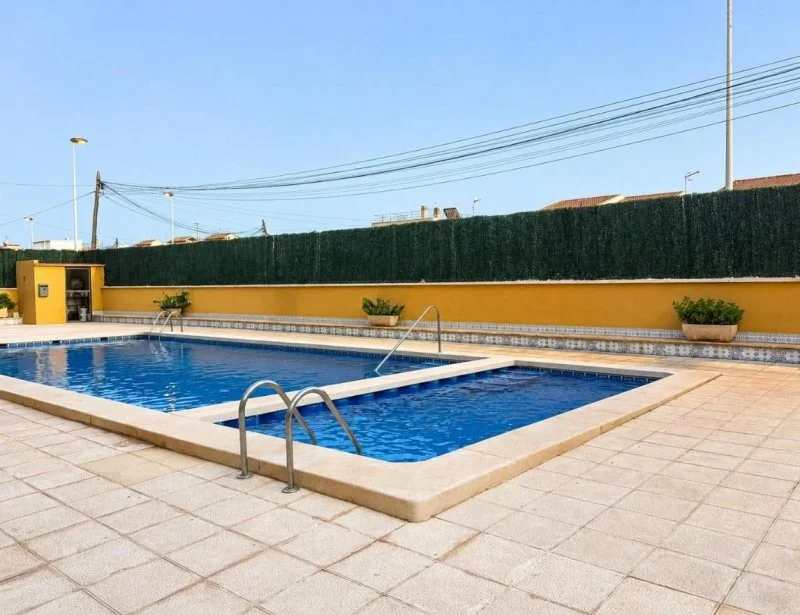 Apartamento costero con piscina comunitaria