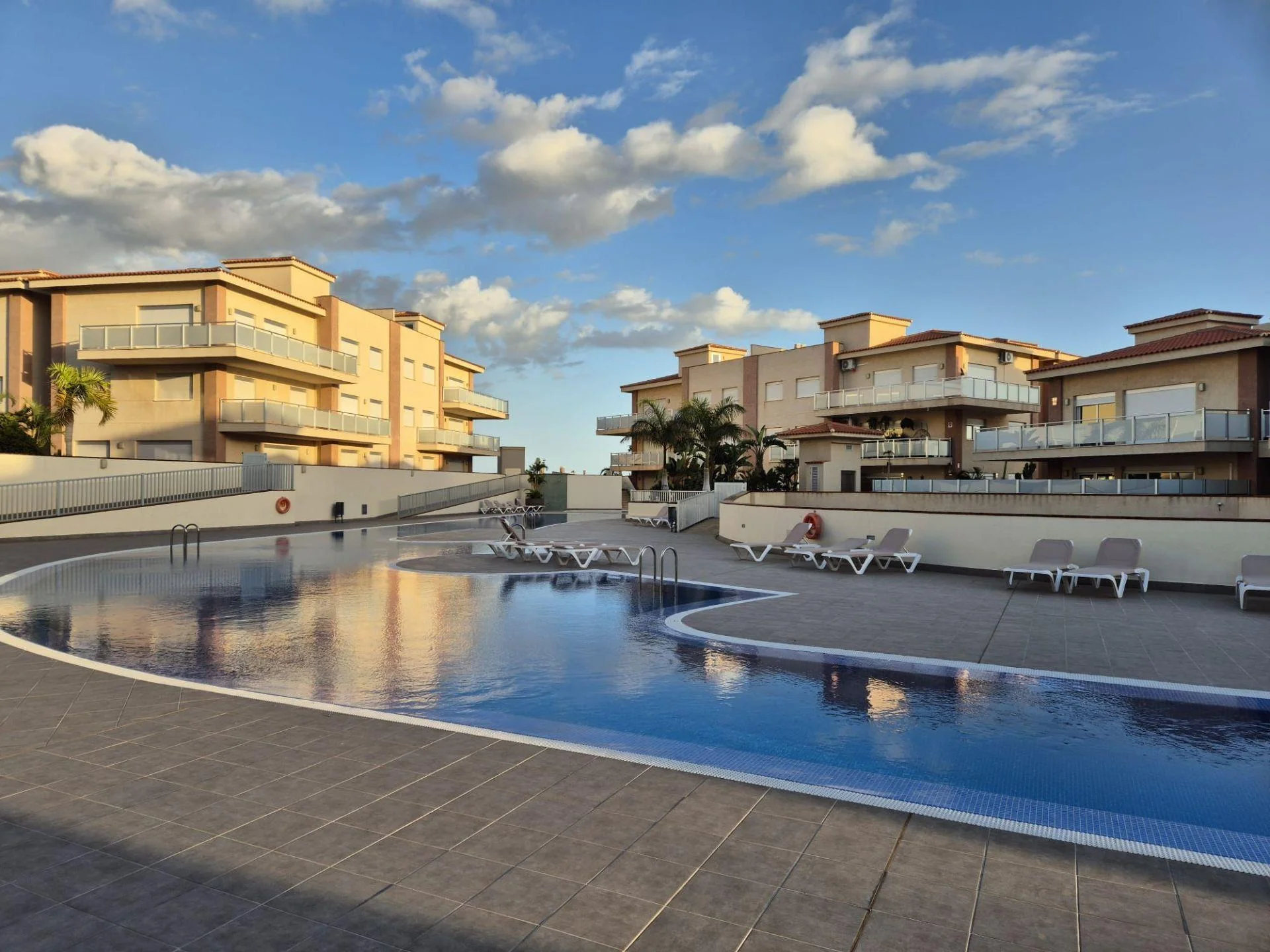 Apartamento en Amarilla Golf, 3 dormitorios y vistas al mar