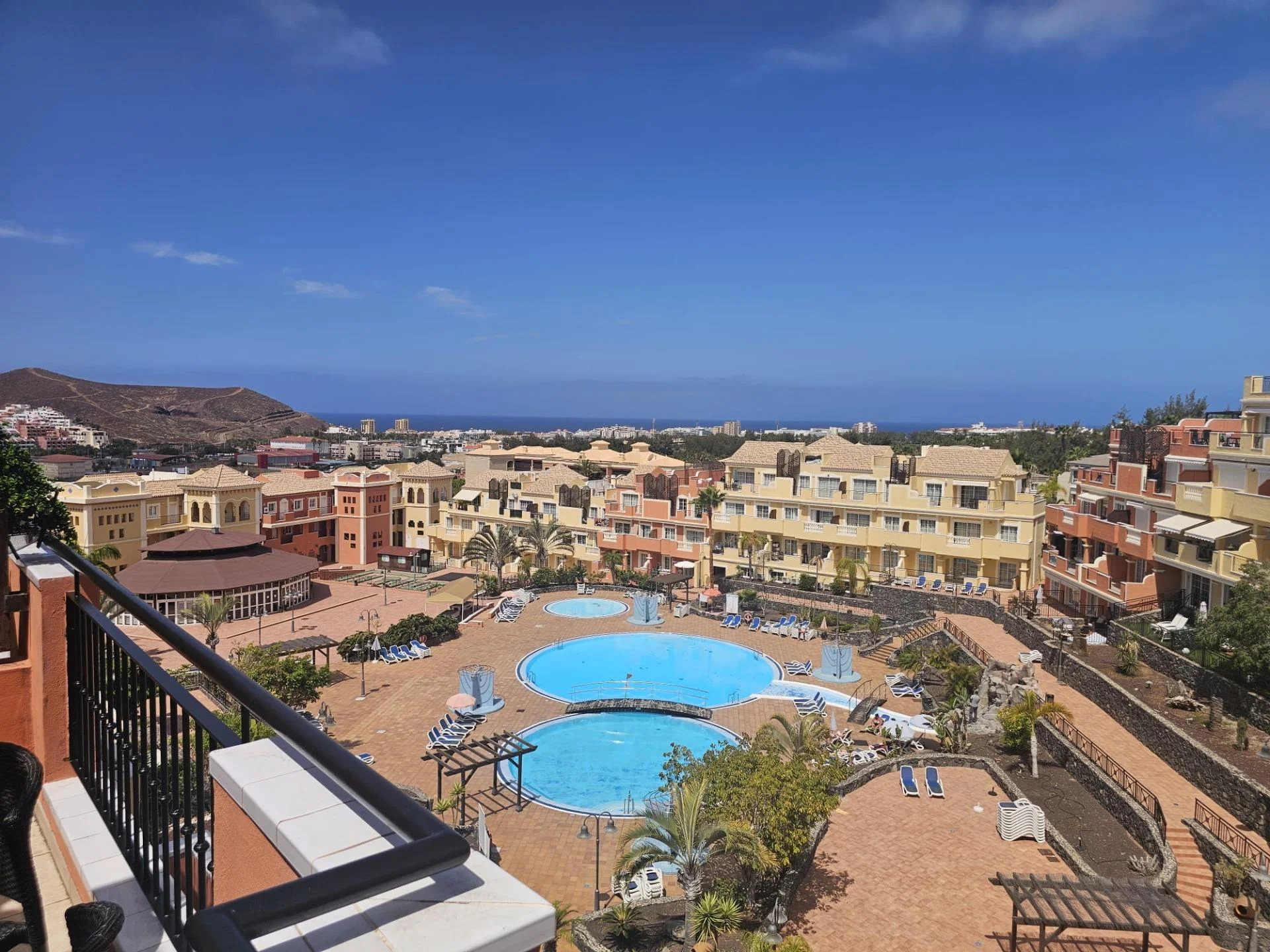 Sea-view penthouse with private rooftop