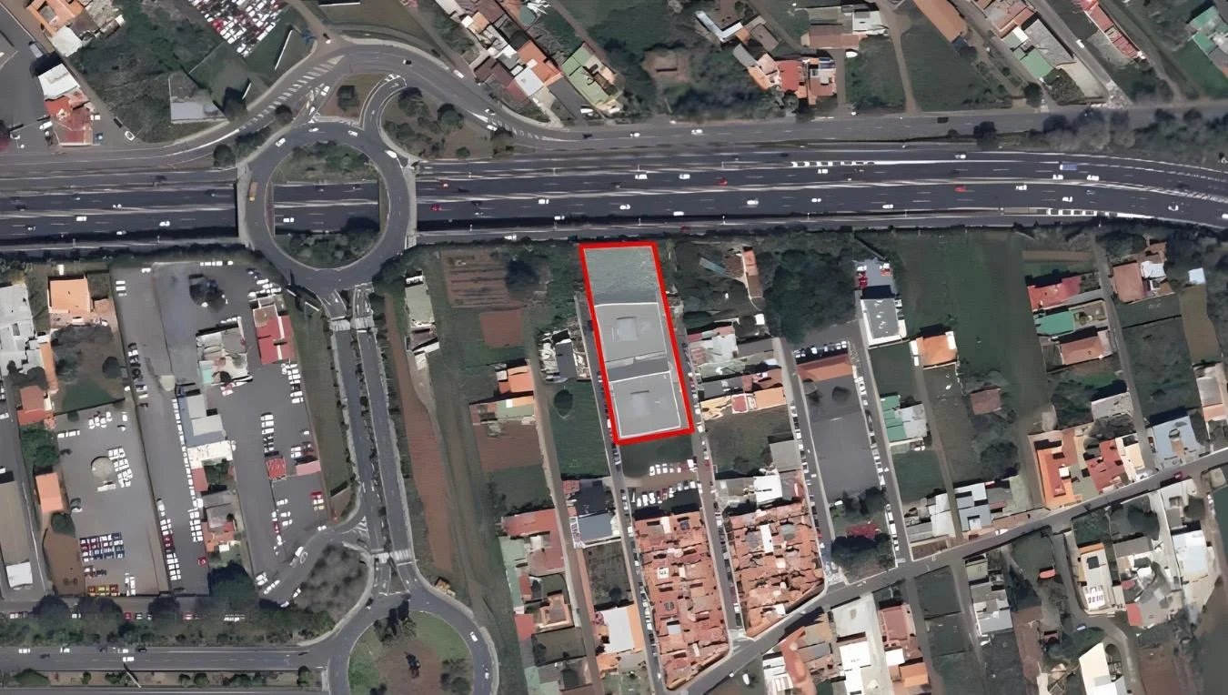 Complejo industrial cerca del aeropuerto