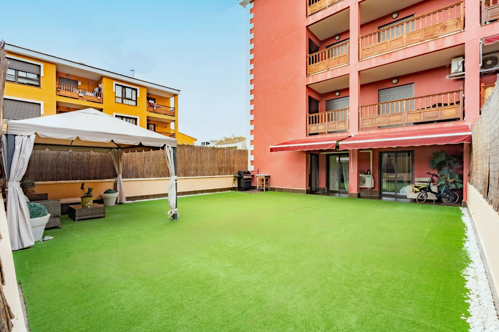 Inversión en planta baja con gran terraza en Palm Mar