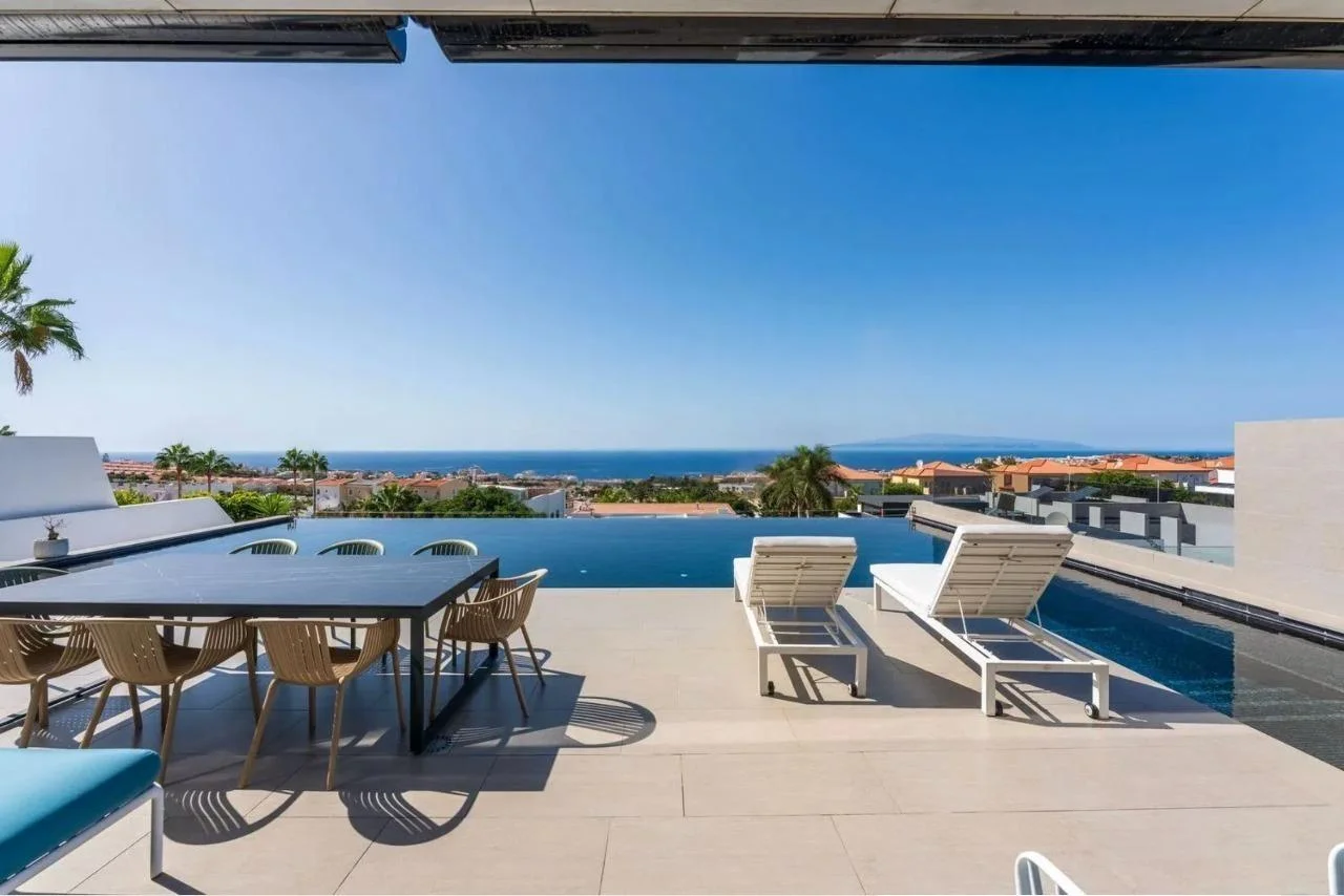 Modern villa in El Madroñal, 5 bedrooms