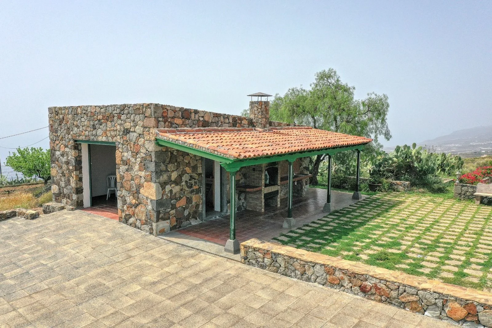 Canarian villa with vineyard and acreage