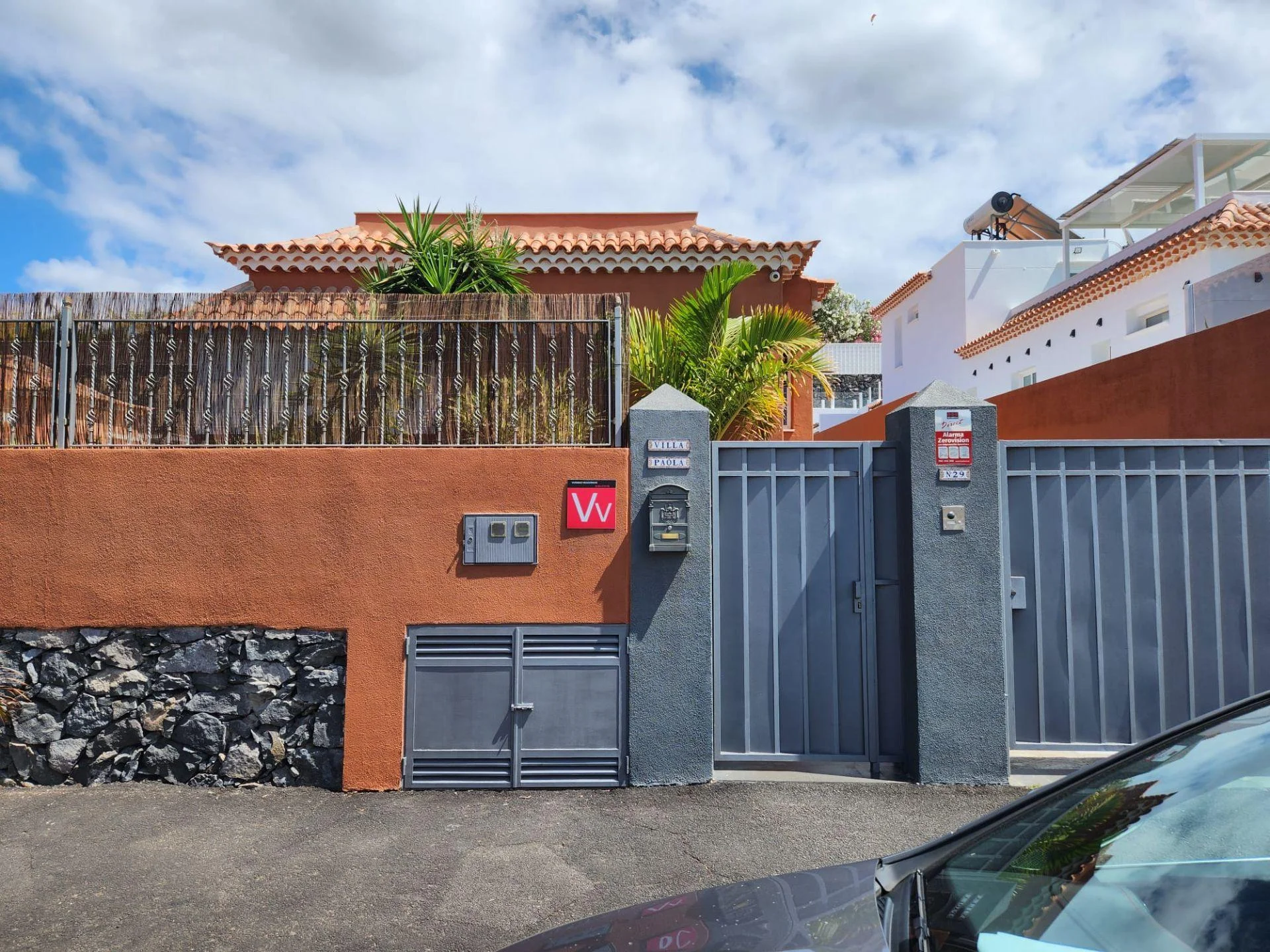 Villa renovada en Adeje con piscina climatizada