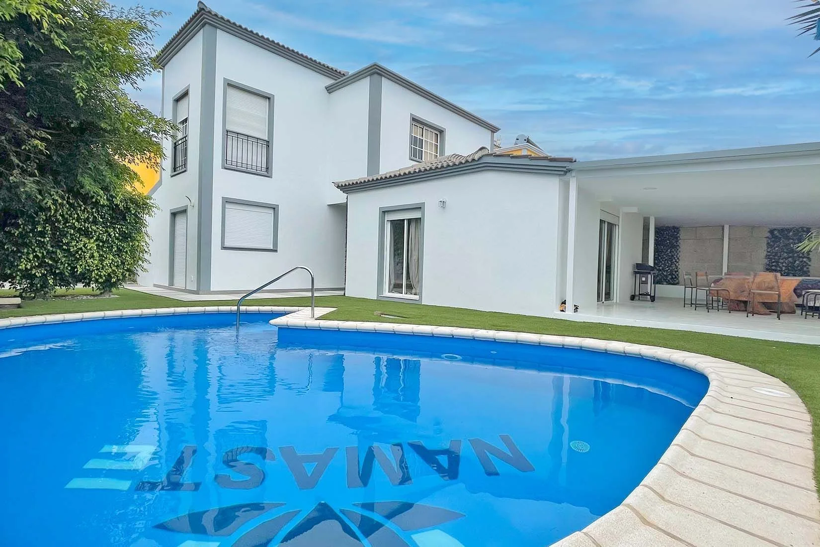 Villa reformada estilo balinés en El Madroñal