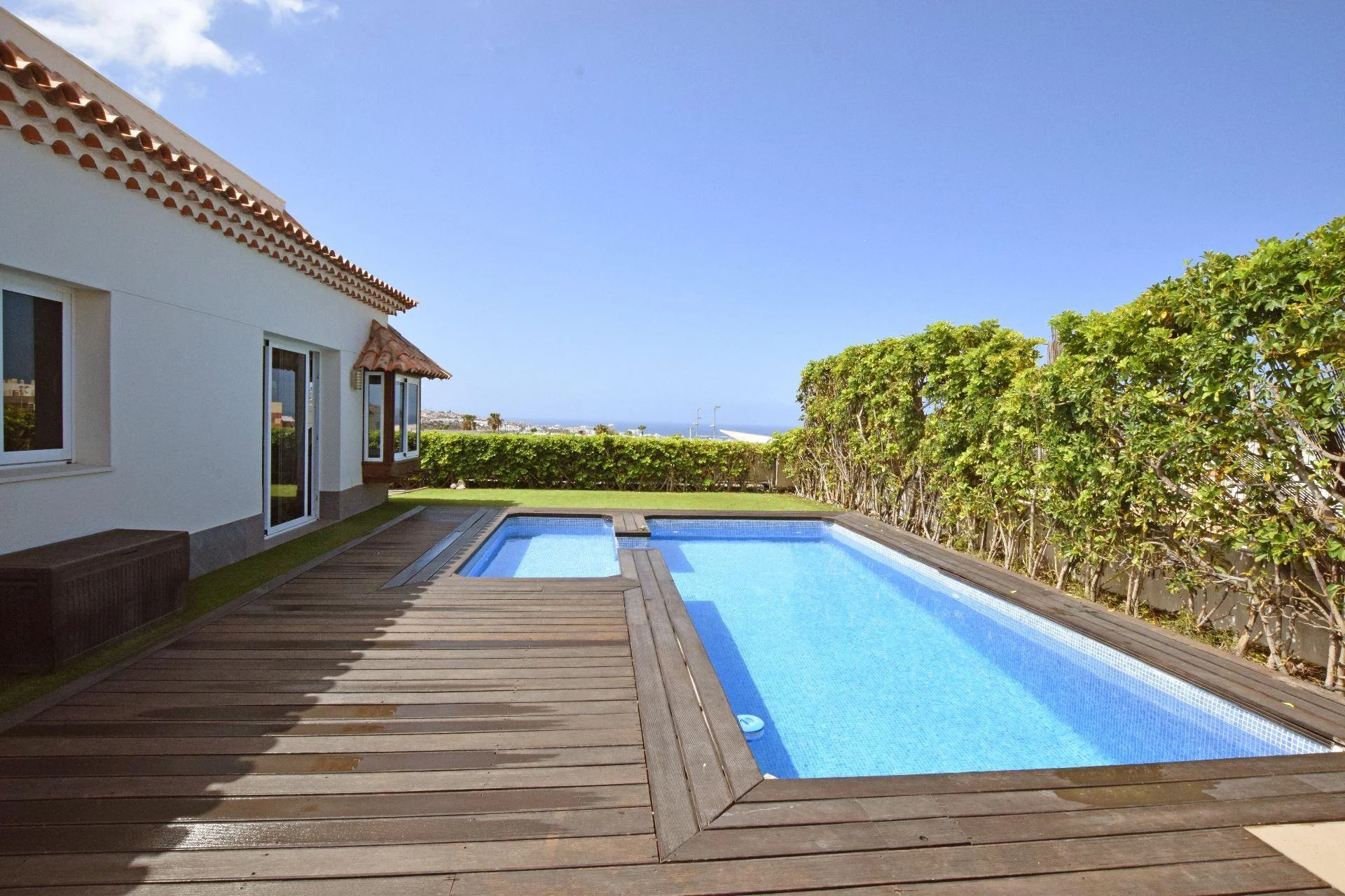 Villa en El Madroñal con media propiedad y vistas al mar