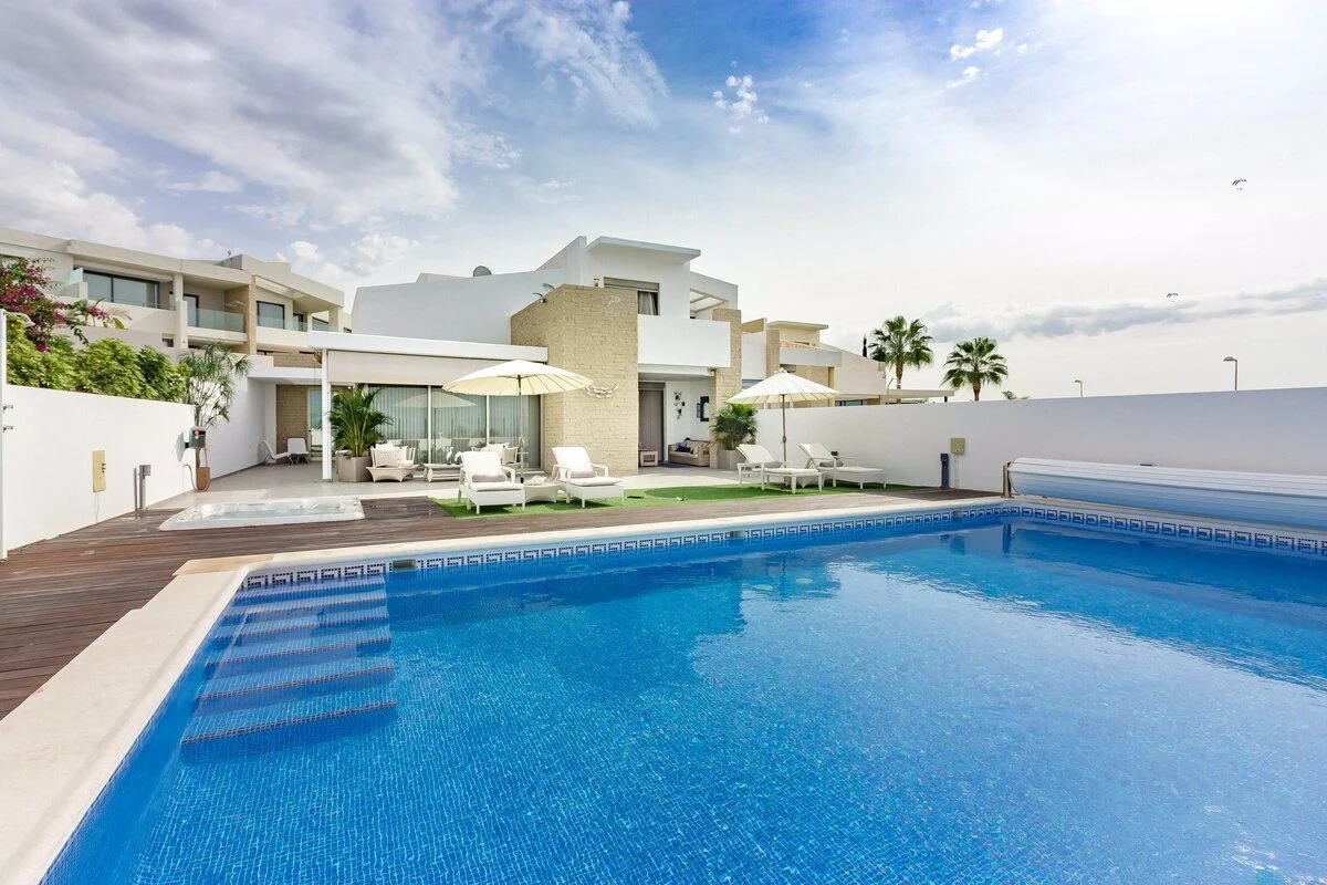 Villa en La Caleta, 3 dormitorios y piscina