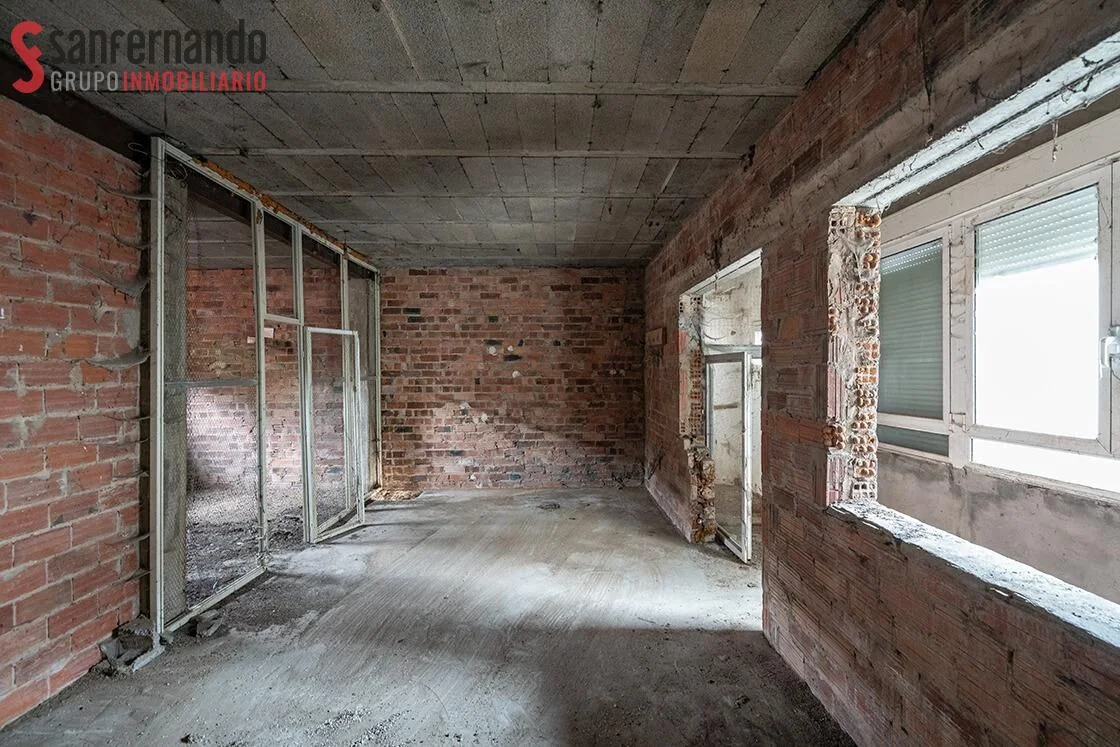 Renovation house with warehouse potential