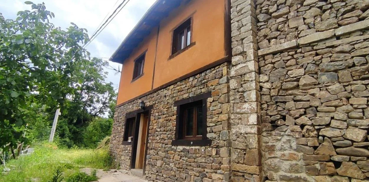 Casa de piedra en Pesaguero, tres dormitorios