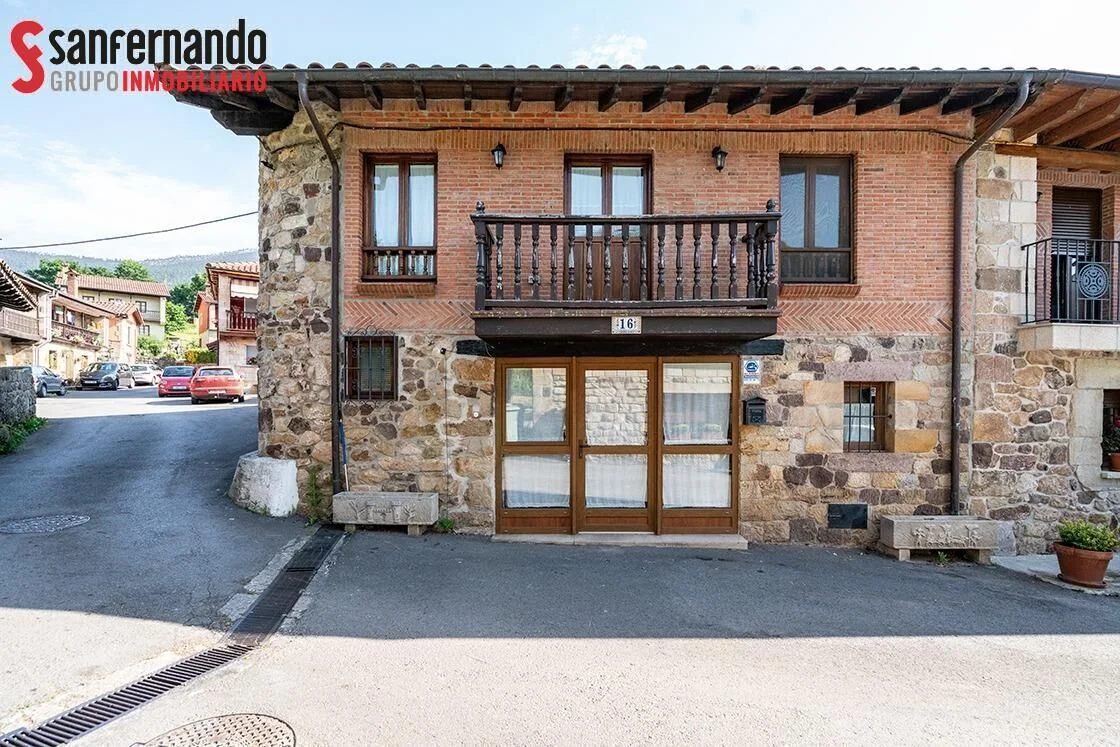 Casa rústica de dos plantas y tres habitaciones